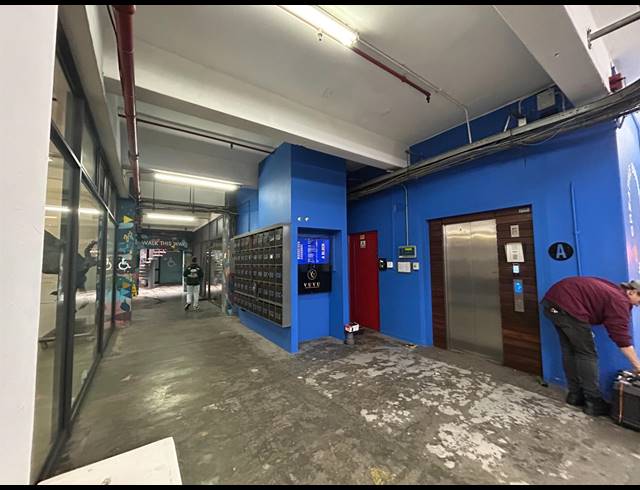 123M² BUILDING TO LET IN WOODSTOCK